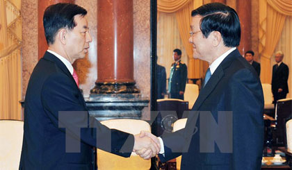 Chủ tịch nước Trương Tấn Sang tiếp Bộ trưởng Quốc phòng Hàn Quốc Han Min-koo đang ở thăm và làm việc tại Việt Nam. Ảnh: Trọng Đức/TTXVN