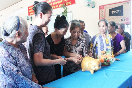 Các thành viên trong CLB nhiệt tình tham gia mô hình “Nuôi heo đất”.