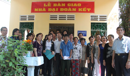 Trao nhà đại đoàn kết cho gia đình ông Trương Hùng Toàn.