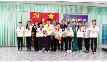 Trao thưởng cho các thí sinh.