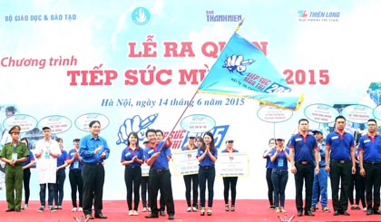Ủy viên dự khuyết Trung ương Đảng, Bí thư thứ nhất Trung ương Đoàn Nguyễn Đắc Vinh trao cờ ra quân cho lực lượng tình nguyện tham gia “Tiếp sức mùa thi” - Ảnh: Minh Châu