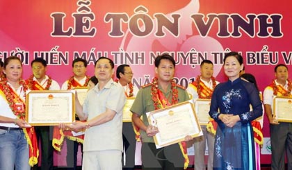 Các tình nguyện viên hiến máu tiêu biểu nhận bằng khen của Bộ trưởng Bộ Y tế. (Ảnh: Thanh Tùng/TTXVN)