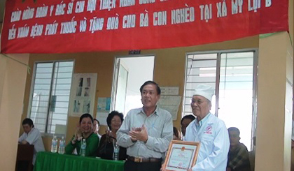 Ông ngô văn sáu, Bí thư huyện ủy tặng giấy khen cho  tập the y bác sĩ đoàn tư thiện.