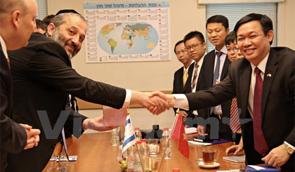 Trưởng Ban Vương Đình Huệ bắt tay ông Arye Deri, Bộ trưởng Kinh tế Israel trước buổi làm việc. Ảnh: Quang Hoàn/Vietnam+