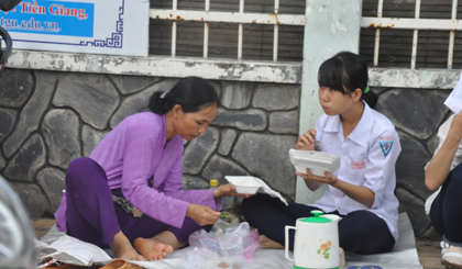 Huỳnh Trâm cùng mẹ ăn cơm trưa.