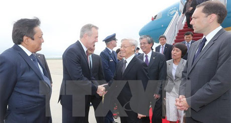 Quyền Trợ lý Ngoại trưởng Hoa Kỳ Scot Marciel, Cục trưởng Lễ tân Peter Selfridge, Đại sứ Hoa Kỳ tại Việt Nam Ted Osius và đại diện chính quyền đón Tổng Bí thư Nguyễn Phú Trọng. Ảnh: Trí Dũng/TTXVN