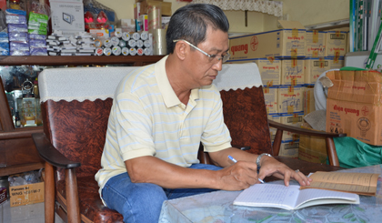 Ông Trần Tập đang làm việc tại nhà.