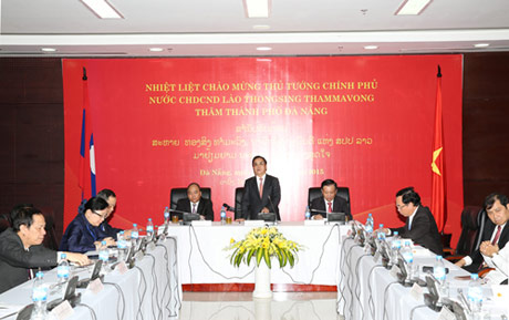 Phó Thủ tướng Nguyễn Xuân Phúc; Bộ trưởng, Chủ nhiệm VPCP Nguyễn Văn Nên đón Thủ tướng Lào Thongsing Thammavong tại sân bay. Ảnh: VGP/Lê Sơn