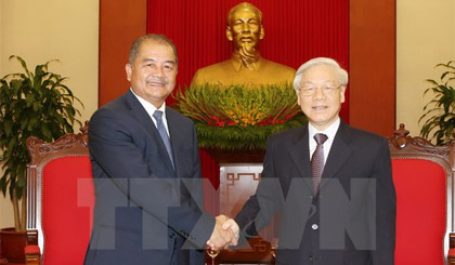 Tổng Bí thư Nguyễn Phú Trọng và Ủy viên Trung ương, Trưởng Ban Tuyên huấn Trung ương Đảng Nhân dân Cách mạng Lào Kikeo Khaykhamphithoune. Ảnh: Trí Dũng/TTXVN