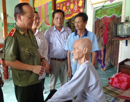 Thiếu tướng Nguyễn Quốc Diệp, Ủy viên Thường vụ Tỉnh ủy, Giám đốc Công an tỉnh và các thành viên trong đoàn đã thăm hỏi, tặng quà cho ông Văn Bá Đàng (cha liệt sĩ, ấp Đăng Phong)