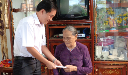 Ngày 17-7, Đoàn cán bộ lãnh đạo tỉnh, huyện Chợ Gạo do ông Nguyễn Kiên Cường, Phó Trưởng ban Tổ chức Tỉnh ủy làm trưởng đoàn đã đến thăm và tặng quà các gia đình chính sách của xã Mỹ Tịnh An