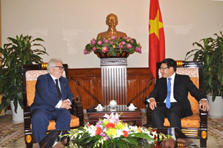 Phó Thủ tướng Phạm Bình Minh và Đại sứ Đặc mệnh toàn quyền Hy Lạp Nicolas D. Kanellos - Ảnh: Báo TGVN