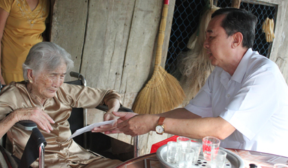 ng Dương Minh Điểu, Trưởng Ban Nội chính Tỉnh ủy thăm hỏi, tặng quà bà Trần Thị Trọng, gia đình có công