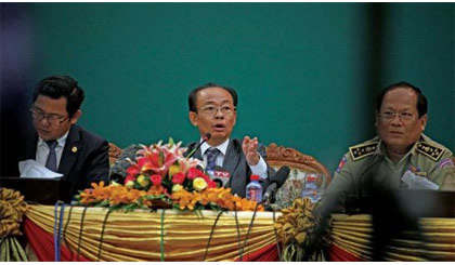 Quốc vụ khanh Bộ Ngoại giao Campuchia Long Vislo (giữa). Nguồn: phnompenhpost.com