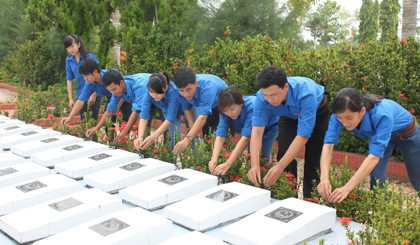 Đoàn iên, thanh niên thắp hương tưởng niệm các Anh hùng liệt sĩ.