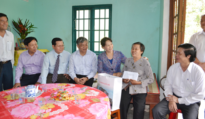 Lãnh đạo tỉnh thăm hỏi, tặng quà hộ gia đình chính sách.