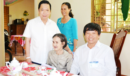 Bí thư Tỉnh ủy Trần Thế Ngọc thăm Bà mẹ Việt nam Anh hùng Phạm Thị Gấm,  ấp Bình Trị, xã Bình Phú, huyện Cai Lậy.                                                              Ảnh: HẠNH NGA