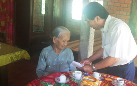 Ông Trần Văn Tấn, Phó Trưởng đoàn Đại biểu Quốc hội tỉnh thăm hỏi, tặng quà Bà mẹ Việt Nam Anh hùng ngụ xã Mỹ Thành Bắc, huyện Cai Lậy.