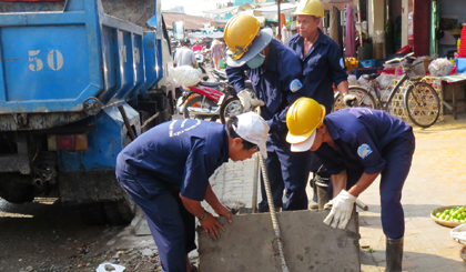 Cùng góp sức mở nắp hố ga, ống cống.