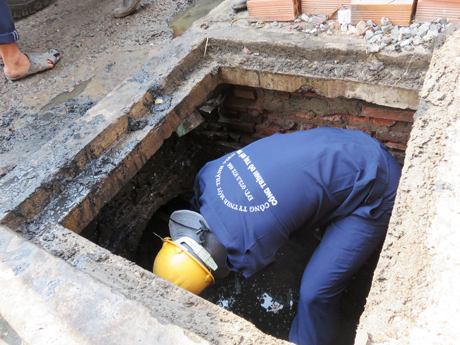 Cống sâu các anh phải chui sâu dưới dòng nước đen ngòm để nạo vét.