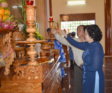 Bà Trương Mỹ Hoa, nguyên Phó Chủ tịch nước dâng hương các anh hùng liệt sĩ tại Đền.