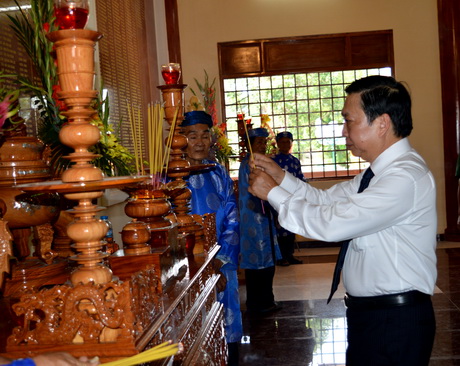 Bí thư Tỉnh ủy Trần Thế Ngọc dâng hương các anh hùng liệt sĩ tại Đền.
