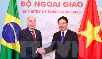 Phó Thủ tướng, Bộ trưởng Bộ Ngoại giao Phạm Bình Minh đón tiếp và hội đàm với Bộ trưởng Ngoại giao Brazil Mauro Vieira. Ảnh: Thống Nhất/TTXVN