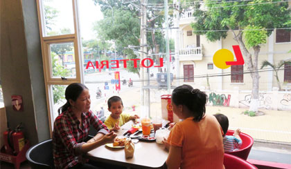 Thức ăn nhanh luôn là khoái khẩu của trẻ em.