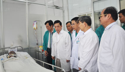 Bí thư Tỉnh ủy Trần Thế Ngọc thăm hỏi, động viên điều dưỡng Võ Văn Đấu. Ảnh: Minh Đăng