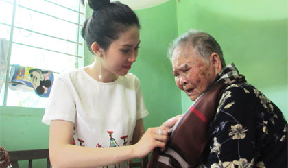 Hoa hậu Đông Nam Á Vũ Trần Triều Thu thăm hỏi và tặng quà Bà mẹ Việt Nam Anh hùng Lê Thị Tám, ngụ ấp Tân Hòa, xã Tân Phú, TX. Cai Lậy.