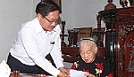 Lãnh đạo TP. Mỹ Tho thăm tặng quà gia đình chính sách và hộ nghèo