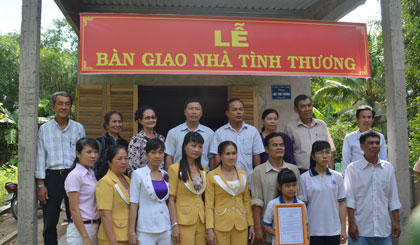 Lễ bàn giao nhà tình thương cho anh 
