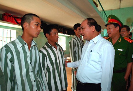 Phó Thủ tướng Nguyễn Xuân Phúc thăm hỏi các phạm nhân ở Trại giam Ninh Khánh, Ninh Bình. Ảnh: VnExpress
