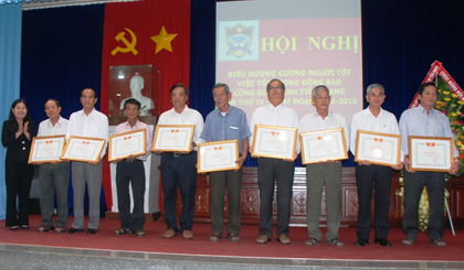 Bà Lại Thị Chung trao Bằng khen của Ủy ban MTTQ cho các tập thể