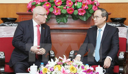 Ông Nguyễn Thiện Nhân, Ủy viên Bộ Chính trị, Chủ tịch Ủy ban Trung ương Mặt trận Tổ quốc Việt Nam tiếp ông Volker Kauder, Chủ tịch đoàn Nghị sỹ liên minh CDU/CSU tại Quốc hội Đức. Ảnh: Nguyễn Dân/TTXVN)