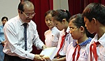 Trao 275 suất học bổng cho học sinh khuyết tật, mồ côi