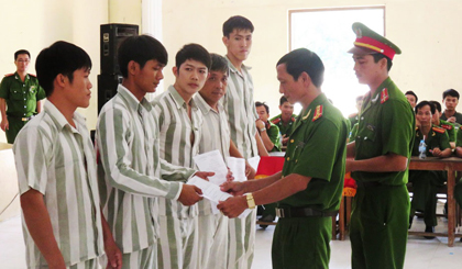 1. Đại tá Trần Văn Dung, Giám thị, Chủ tịch Hội đồng đặc xá trại giam Phước Hòa trao giấy quyết định đặc xá cho các phạm nhân