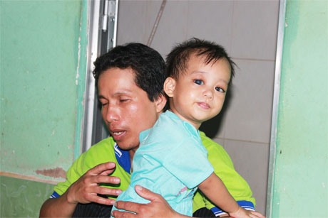 Khả năng nhìn thấy của bé Nguyễn Huỳnh Vũ Duy rất hạn chế.