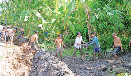 Xây dựng đường giao thông nông thôn ở xã Tân Hưng.	           Ảnh: NGUYỄN HỮU