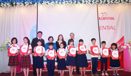 Ông Nguyễn Hữu Đức, Tổng Biên tập Báo Ấp Bắc và ông Phan Trung Dũng, Gíam đốc cấp cao Công ty Bảo hiểm nhân thọ Prudential Việt Nam trao học bổng cho học sinh nghèo hiếu học.