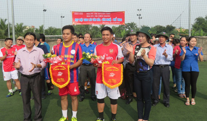 Đại diện BTC trao hoa và cờ lưu niệm cho 2 đội bóng