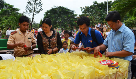 Chuẩn bị quà Trung thu để phát cho trẻ em. Ảnh: TRỌNG TẤN