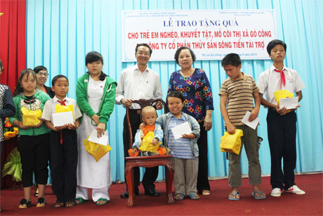 Mẹ con chị Trần Thị Mỹ Hạnh tại buổi nhận quà.