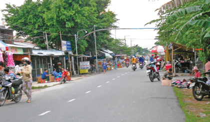 Cảnh mua bán tại chợ tự phát khu vực cầu Hai Tân (thuộc địa bàn  ấp Tây Hòa, xã Tam Bình, huyện Cai Lậy).