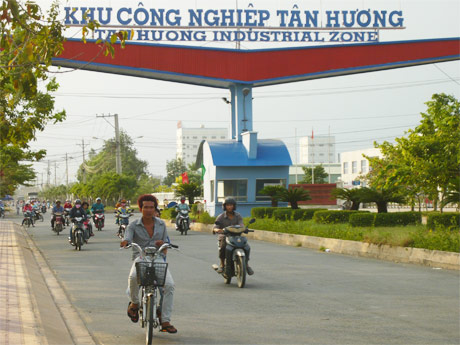 Hiện các DN tại các KCN, CCN trong tỉnh đang cần một lượng lớn lao động nhưng vẫn không có nguồn để tuyển.