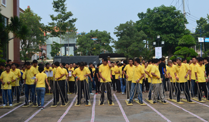 Tham dự trò chơi tuyên truyền uống