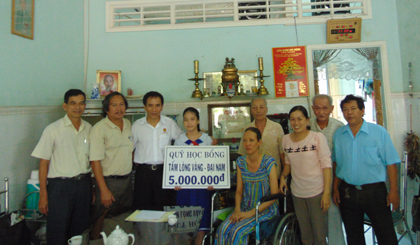 Trao học bổng Tấm lòng vàng cho em Trần Nguyễn Song Chi, học sinh lớp 5 trường Tiểu học Thủ Khoa Huân (TP. Mỹ Tho)