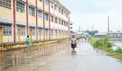 Đường sá, trường học ở Tân Hội Đông giờ đã khang trang, sạch đẹp.