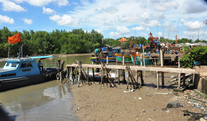 Cửa vào Cảng cá Vàm Láng cạn và hẹp khiến nhiều tàu thuyền gặp khó.