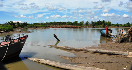 Khu neo đậu tránh trú bão trước đây đã bị khô cạn khi thủy triều xuống.
